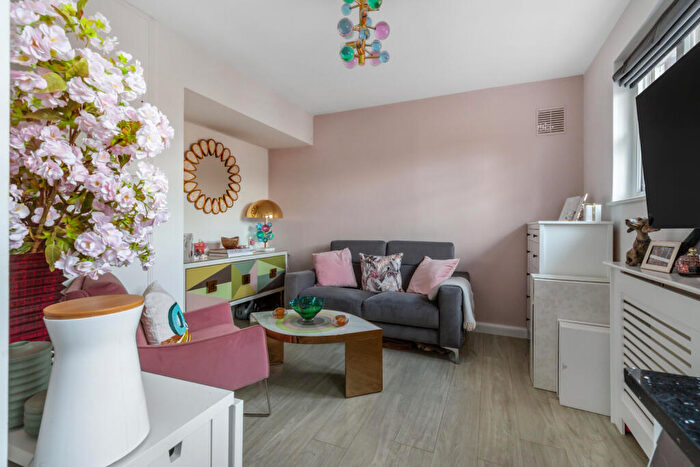 1 Bedroom Apartment To Rent In Taverner Square, Highbury Grange, London, N5