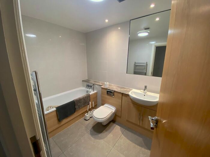 3 Bedroom Flat To Rent In Hendon Lane, Finchley, N3