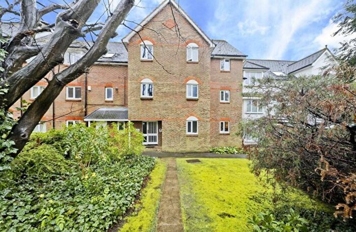 2 Bedroom Flat To Rent In Elm Park Road, Pinner, HA5