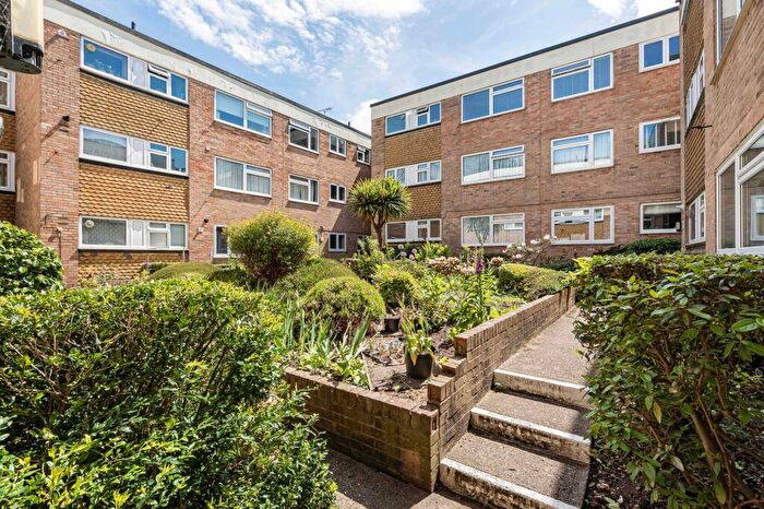 2 Bedroom Flat For Sale In Windfield, Leatherhead, KT22