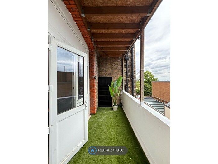 Studio To Rent In Mount View Road, London, N4