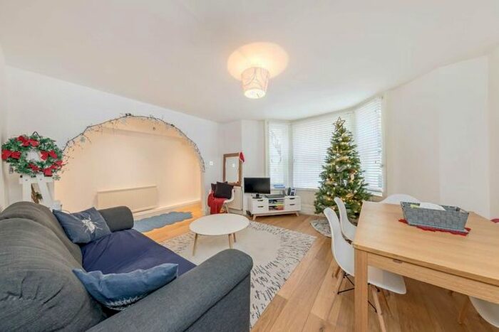 2 Bedroom Flat To Rent In Hatherley Grove, London, W2