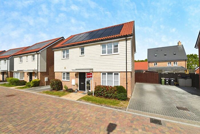 3 Bedroom Detached House For Sale In Alice Gardens, Rochford, SS4