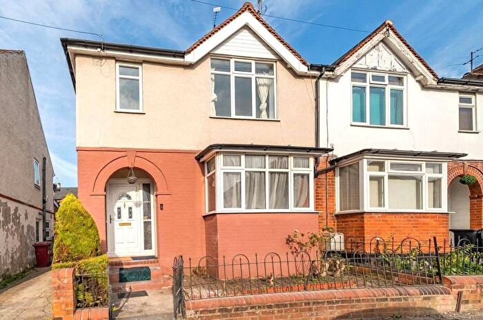 3 Bedroom Semi Detached House To Rent In Hill Street, Reading, Berkshire, RG1
