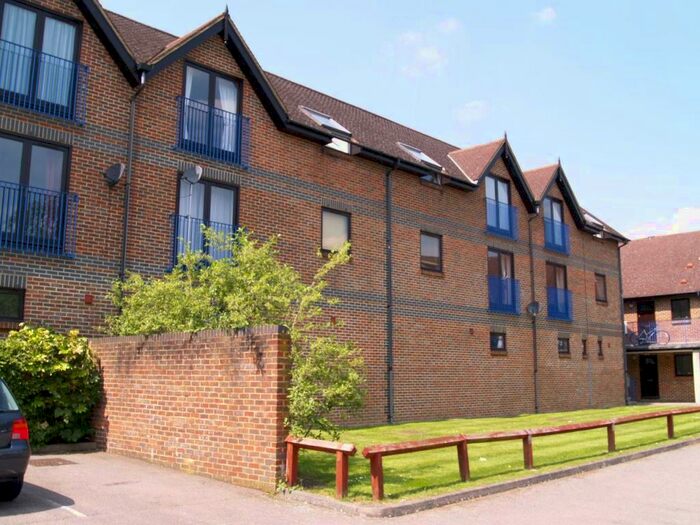 1 Bedroom Flat To Rent In Shire Place, Pound Hill, RH10