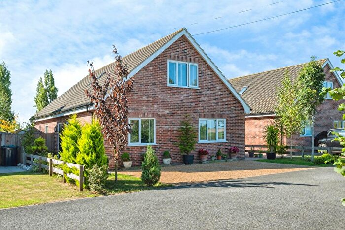 4 Bedroom Detached Bungalow For Sale In Common Road, Hemsby, Great Yarmouth, NR29