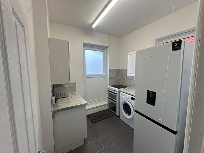 2 Bedroom Flat To Rent In New Malden, KT3