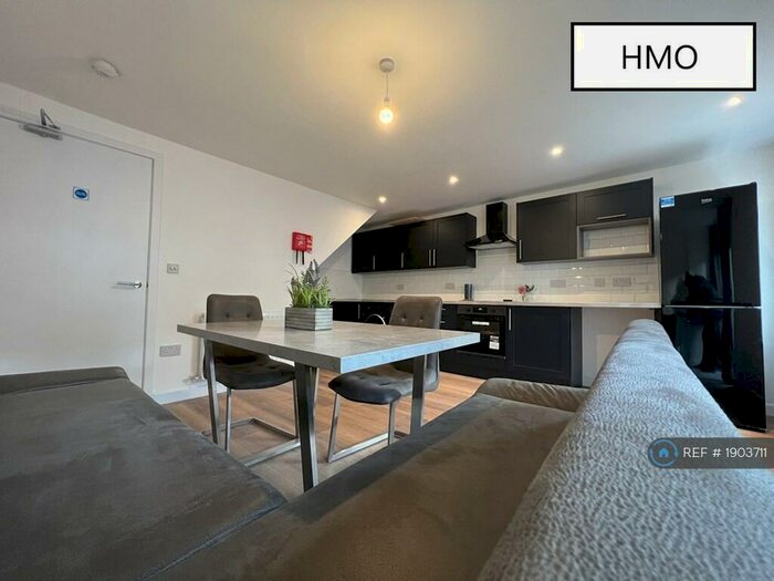 3 Bedroom Maisonette To Rent In Hmo Licensed Wyndford Road, Glasgow, G20