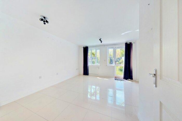 3 Bedroom Property To Rent In Waratah Drive, Chislehurst, BR7