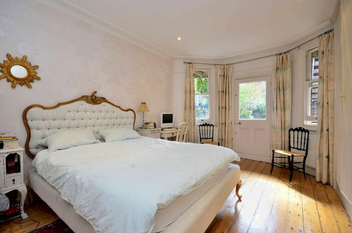 3 Bedroom Flat To Rent In Adamson Road, Belsize Park, London, NW3