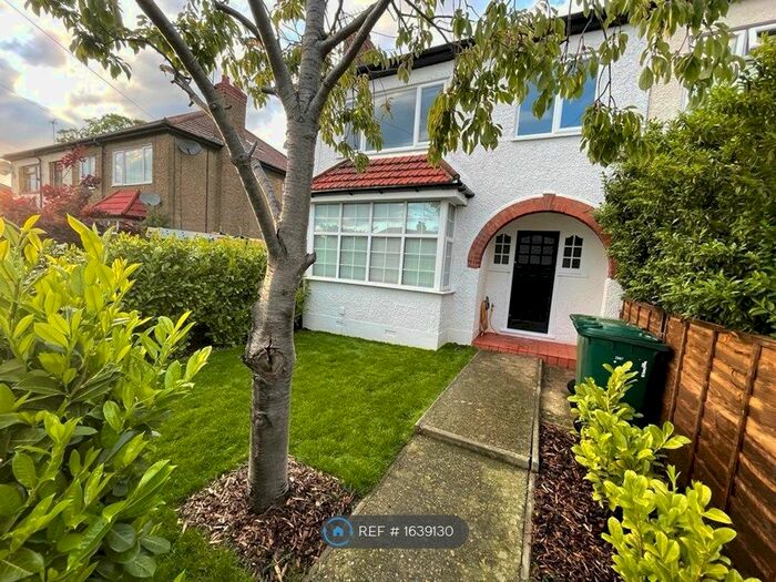 2 Bedroom Flat To Rent In Station Crescent, Ashford, TW15