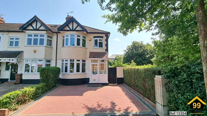 3 Bedroom End Of Terrace House For Sale In Waverley Avenue, London, Greater, E4