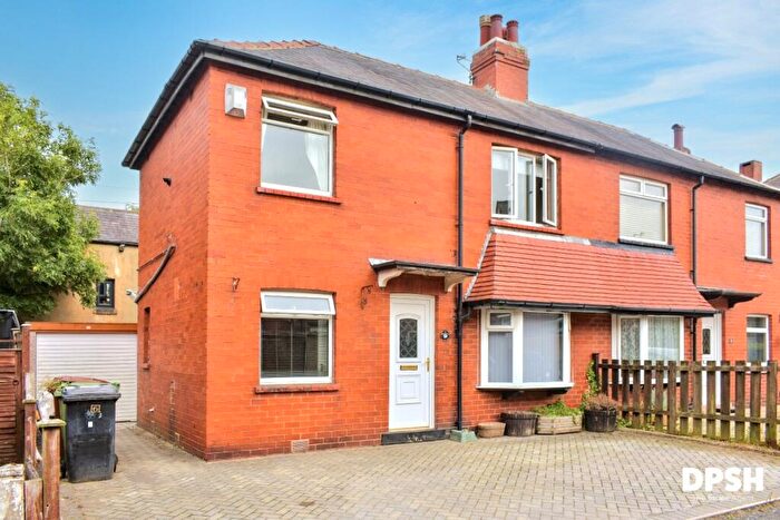 3 Bedroom Semi-Detached House For Sale In Greenfield Drive, Gildersome, Leeds, LS27