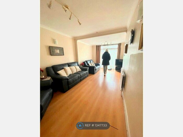 4 Bedroom Semi-Detached House To Rent In The Ridgeway, London, NW9