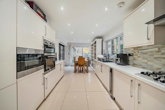 5 Bedroom Flat To Rent In Henley Drive, Kingston, KT2