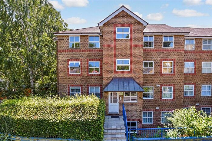 2 Bedroom Flat For Sale In River Bank Close, Maidstone, Kent, ME15