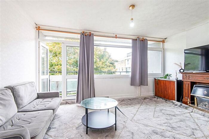 3 Bedroom Maisonette To Rent In Tomlinson Close, Bethnal Green, E2