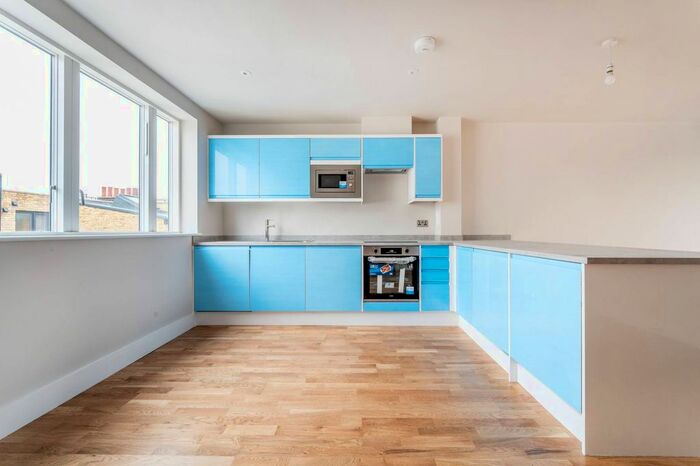 2 Bedroom Flat To Rent In Walworth Road, Elephant And Castle, London, SE17