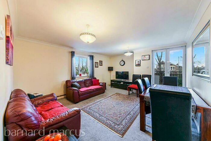 2 Bedroom Apartment To Rent In Sparkford Gardens, Friern Barnet, London, N11