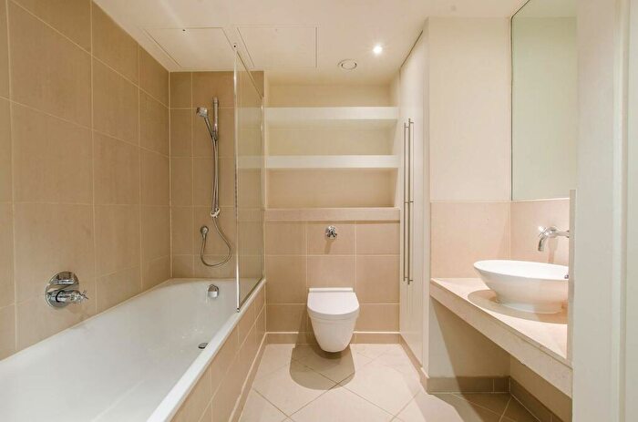 2 Bedroom Flat For Sale In Discovery Dock East, Canary Wharf, London, E14