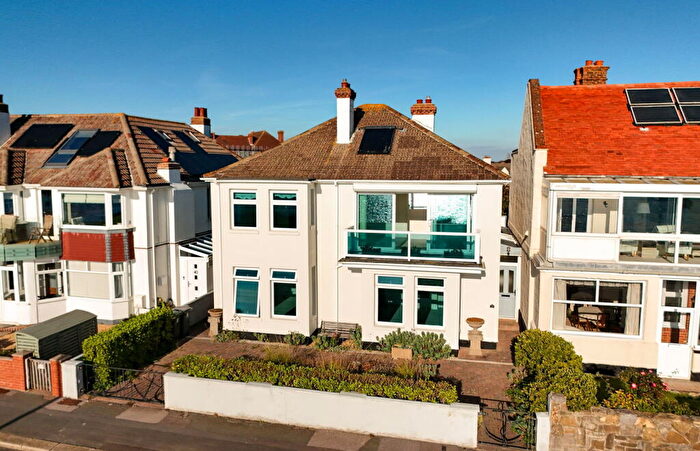 5 Bedroom Detached House To Rent In Marine Parade West, Lee-on-the-solent, PO13