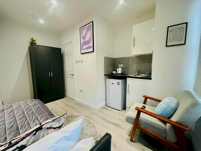 Studio To Rent In Greenford Avenue, London, W7