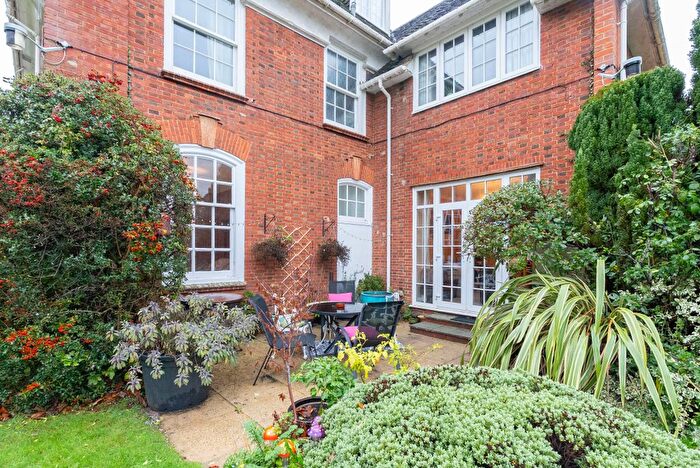 2 Bedroom Flat For Sale In St. Pauls Road West, Dorking, RH4