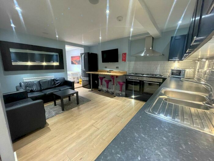 6 Bedroom Semi-Detached House To Rent In Bed Student Home - North Holmes Road, CT1