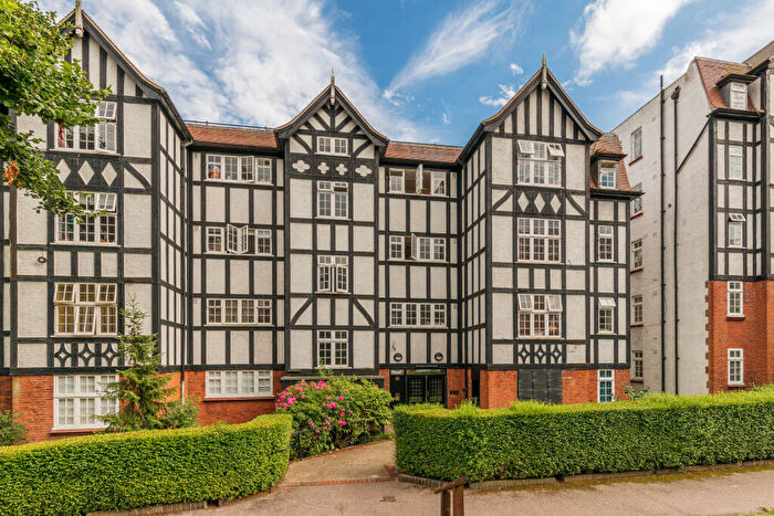 2 Bedroom Flat For Sale In Oakeshott Avenue, London, N6