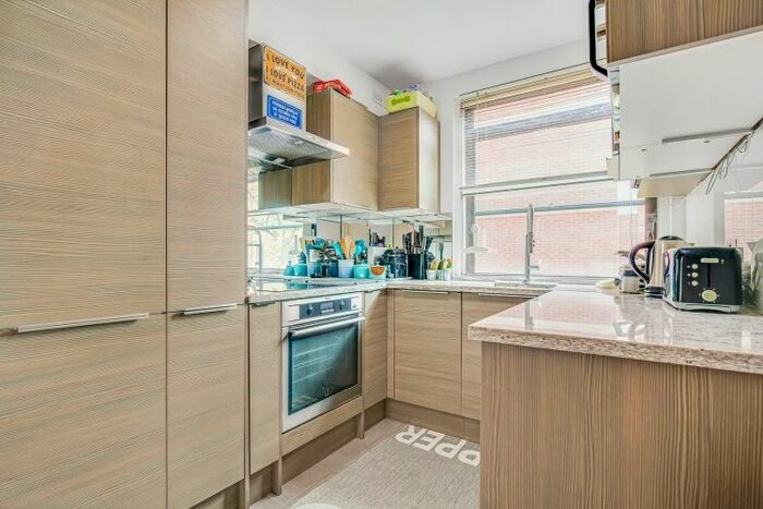 2 Bedroom Flat To Rent In Lorne Gardens, London, W11