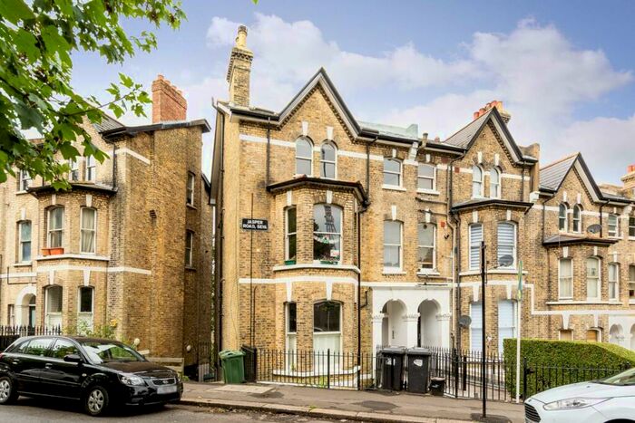 2 Bedroom Flat To Rent In Jasper Road, Crystal Palace, London, SE19