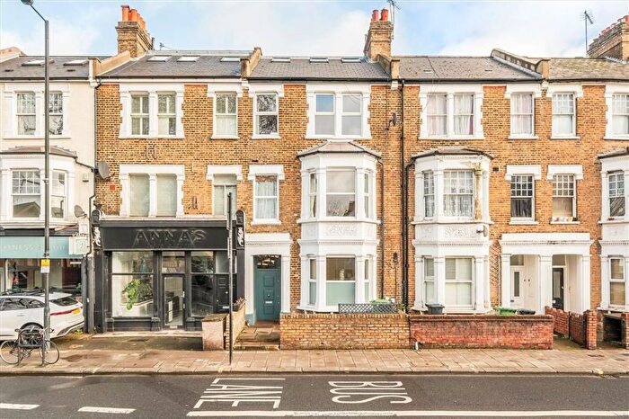 2 Bedroom Flat For Sale In Fulham Palace Road, London, SW6