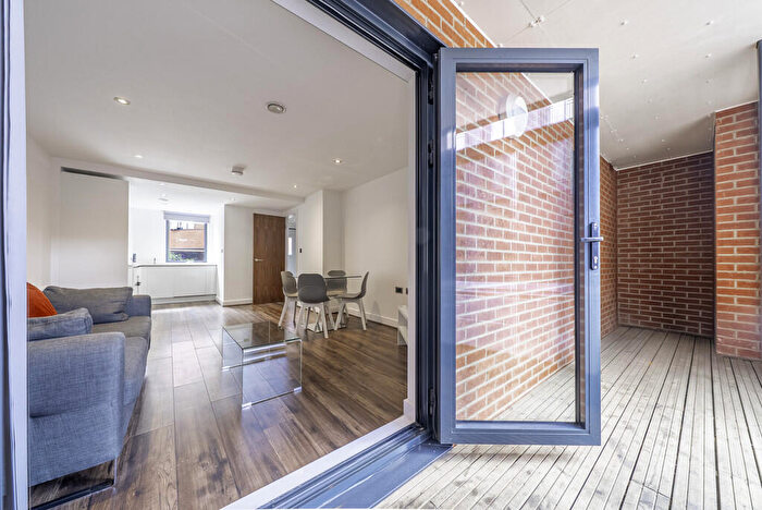 1 Bedroom Apartment To Rent In Madison House, Wrentham Street, B5