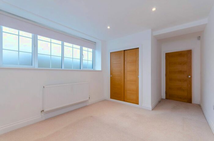 1 Bedroom Flat To Rent In Burgess Mews, Wimbledon, London, SW19