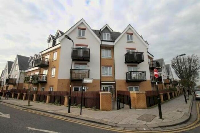 1 Bedroom Flat To Rent In Featherstone Court, Featherstone Road, Southall, UB2