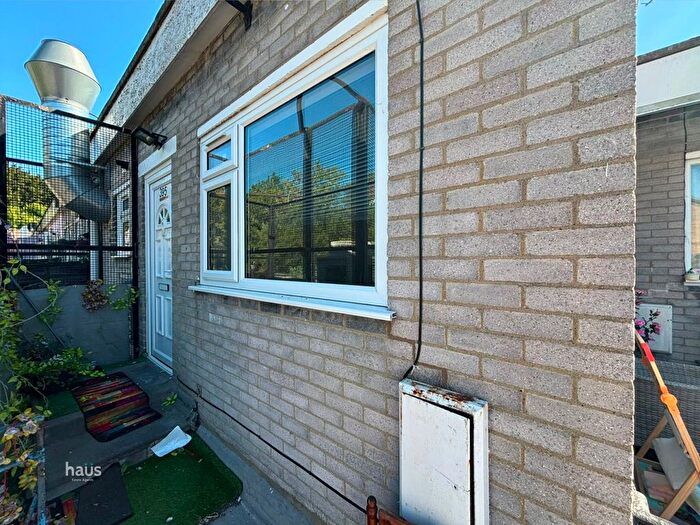 2 Bedroom Flat To Rent In Walderslade Road, Chatham, ME5