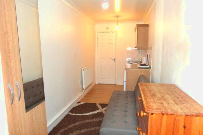 Studio To Rent In Clark Way, Heston, Hounslow, TW5