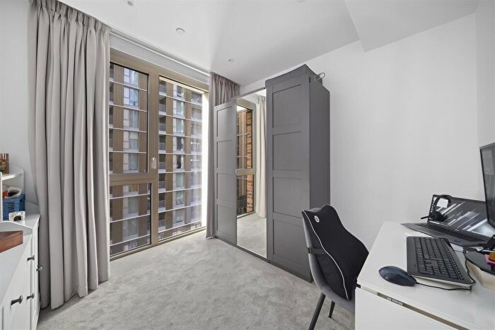 2 Bedroom Flat For Sale In Palmer Road, London, SW11