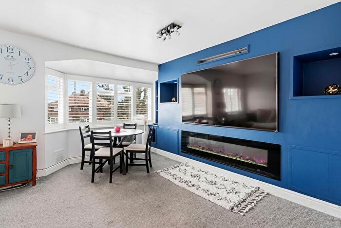 2 Bedroom Maisonette For Sale In Maple Way, Coulsdon, CR5