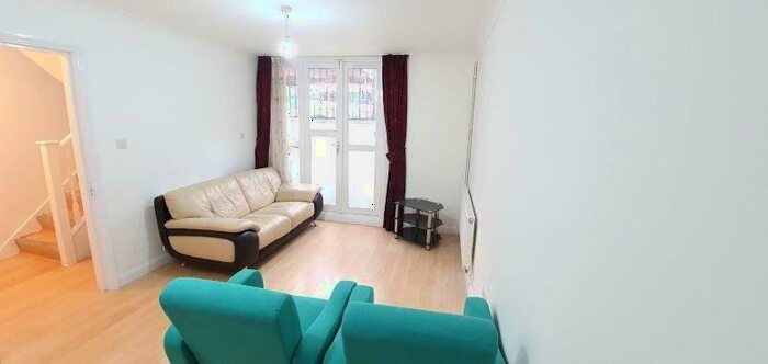 3 Bedroom Maisonette To Rent In Carnoustie Drive, London, N1