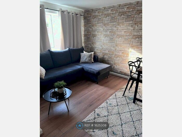 1 Bedroom Flat To Rent In Amber Grove, Brent Cross, NW2