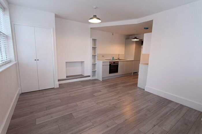 1 Bedroom Flat To Rent In Fern Road, Farncombe, GU7