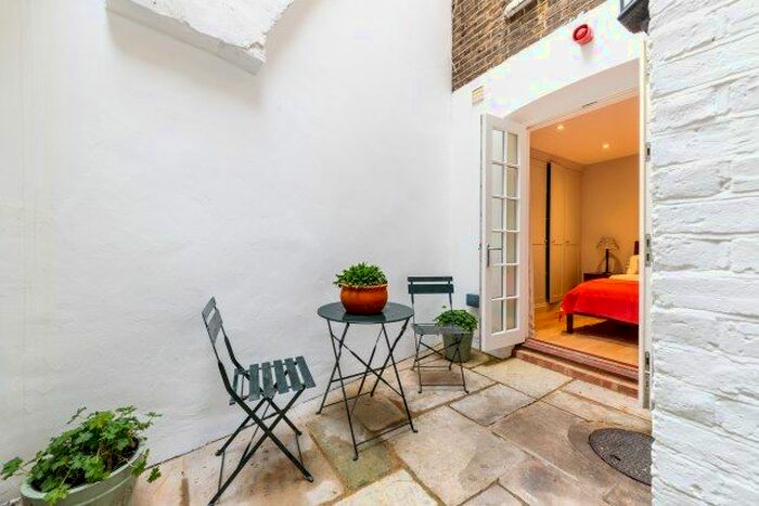 2 Bedroom Flat To Rent In Flood Street, London, SW3