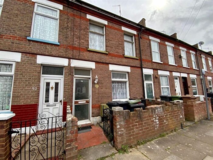 3 Bedroom Terraced House To Rent In Malvern Road, Luton, Bedfordshire, LU1