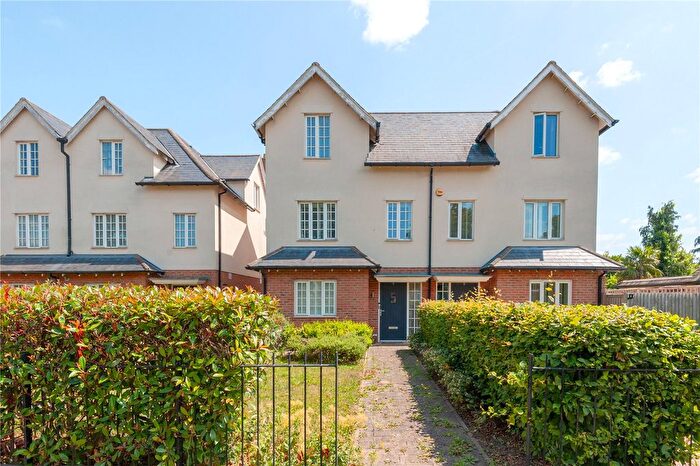 3 Bedroom Semi Detached House For Sale In County Gardens, Isleworth, TW7