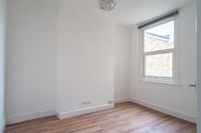 2 Bedroom Flat For Sale In Elm Park, London, SW2