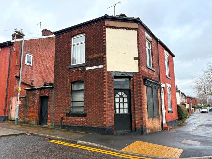3 Bedroom End Of Terrace House For Sale In Pilsworth Road, Heywood, Greater Manchester, OL10