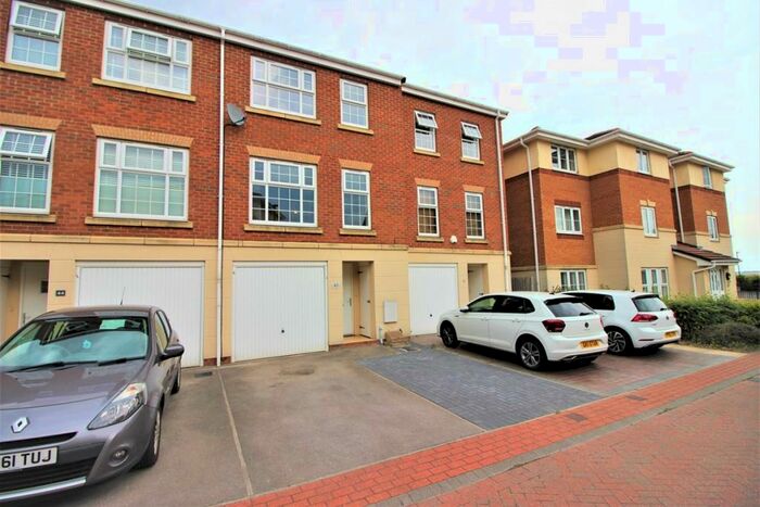 3 Bedroom Town House To Rent In Doveholes Drive, Sheffield, Sheffield, S13