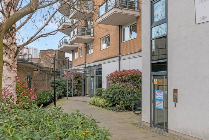 3 Bedroom Flat To Rent In Smugglers Way, London, SW18