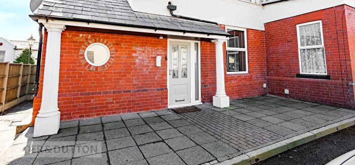 2 Bedroom Flat For Sale In Arncliffe Rise, Moorside, Oldham, OL4